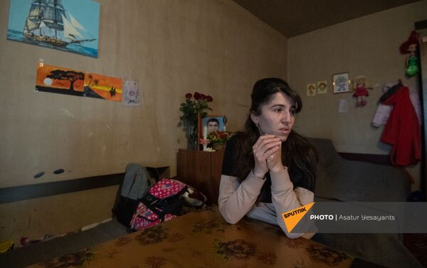 Супруга погибшего военнослужащего Камо Аракеляна Манана - Sputnik Армения