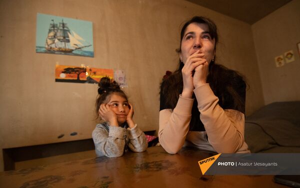 Супруга и дочь погибшего военнослужащего Камо Аракеляна Манана и Моника - Sputnik Армения