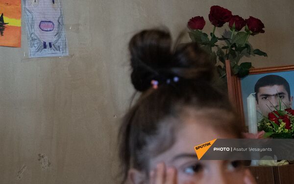 Рисунок дочери погибшего военнослужащего Камо Аракеляна Моники - Sputnik Армения