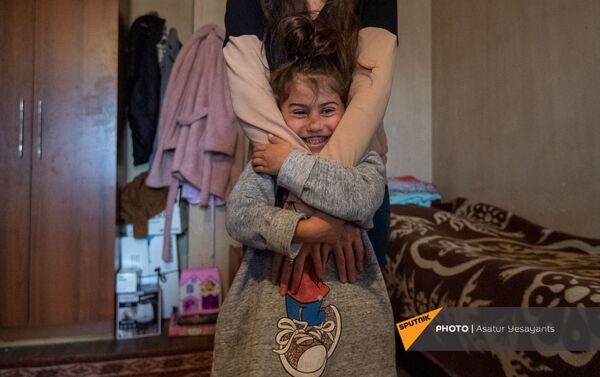 Младшая дочь погибшего военнослужащего Камо Аракеляна Моника - Sputnik Армения