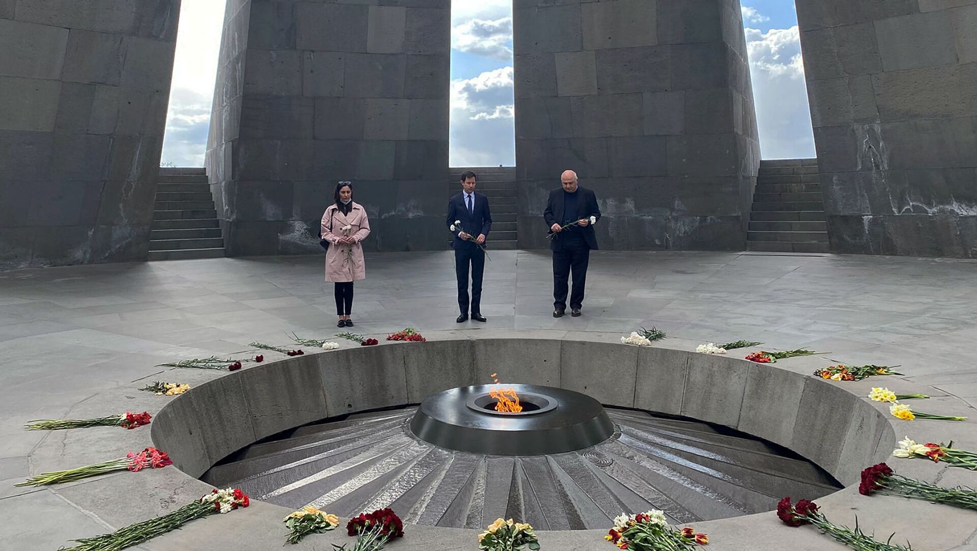 Представитель Франции в Европарламенте Франсуа-Кзавие Беламин посетил мемориал Геноцида армян (3 апреля 2021). Еревaн - Sputnik Արմենիա, 1920, 03.04.2021