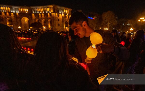 Шествие с зажженными лампадами после Святой литургии Сочельника (3 апреля 2021). Еревaн - Sputnik Армения