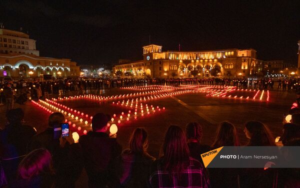 Шествие с зажженными лампадами после Святой литургии Сочельника (3 апреля 2021). Еревaн - Sputnik Армения