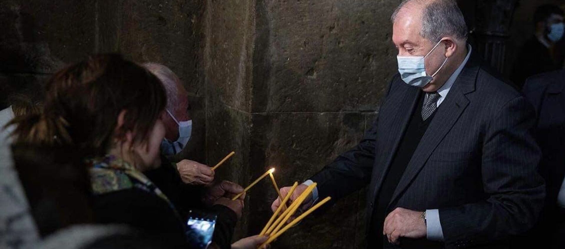 Президент Армен Саркисян зажигает свечи в церкви - Sputnik Армения, 1920, 04.04.2021
