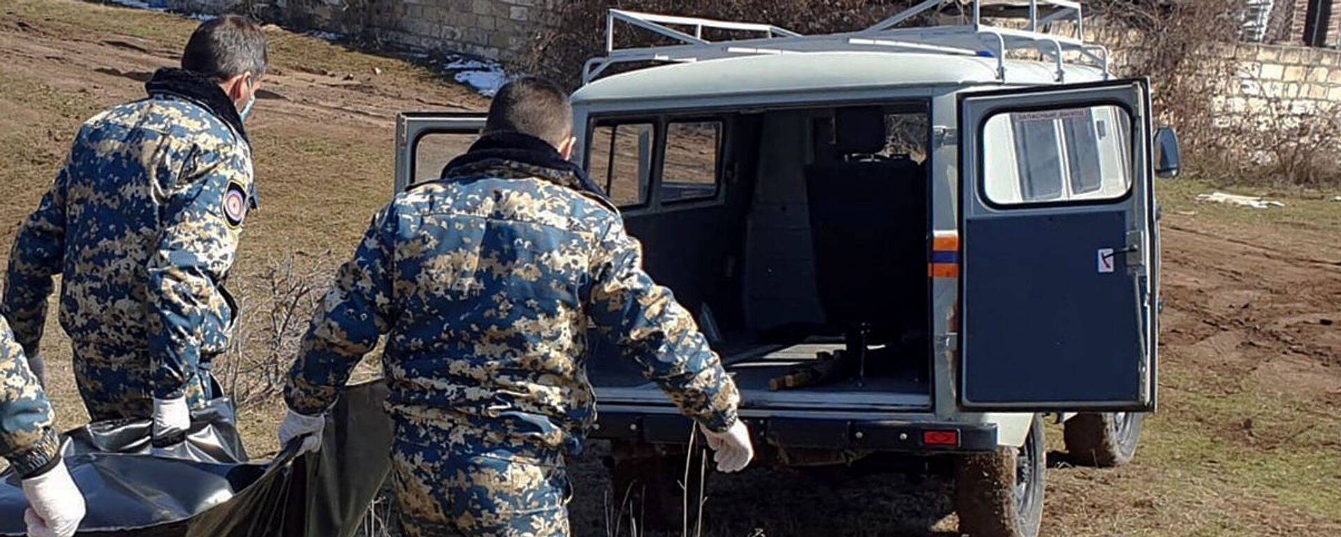 Сотрудники госслужбы по чрезвычайным ситуациям МВД Карабаха во время поисков тел погибших военнослужащих - Sputnik Армения, 1920, 03.05.2021