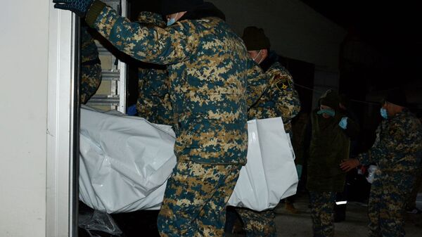 Сотрудники ГСЧС перевозят тела военнослужащих в морг - Sputnik Армения