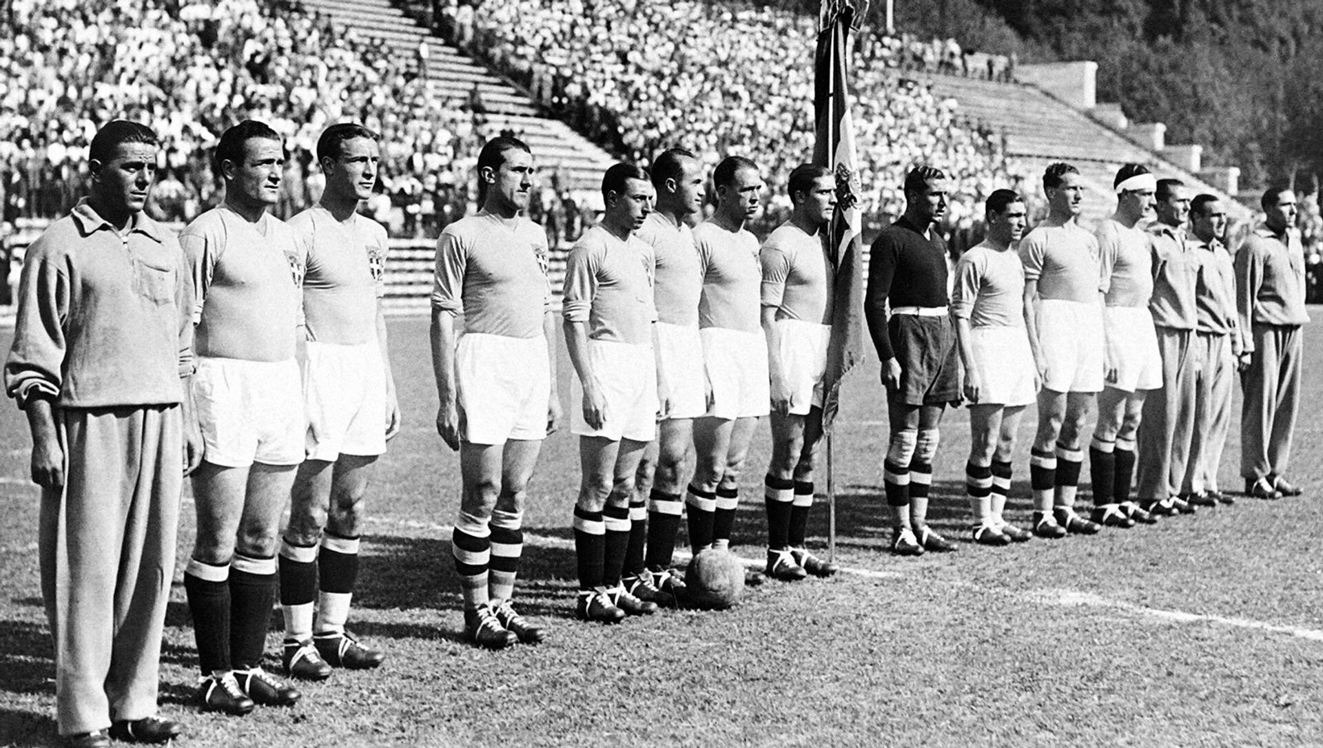 Сборная Италии по футболу перед матчем чемпионата мира 1934 года в Италии - Sputnik Армения, 1920, 18.04.2021