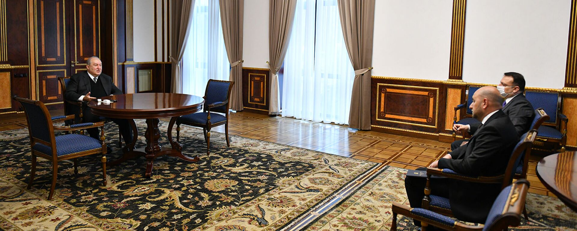 Президент Армен Саркисян принял председателя ЦБ Мартина Галстяна (6 апреля 2021). Еревaн - Sputnik Արմենիա, 1920, 06.04.2021