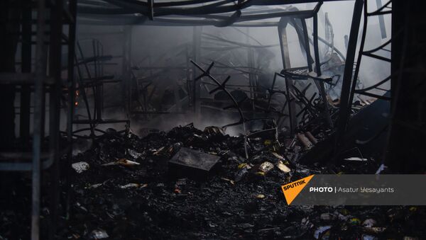 Обгоревший магазин в торговой ярмарке Сурмалу после пожара (6 апреля 2021). Еревaн - Sputnik Армения
