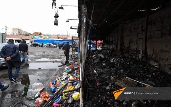 Обгоревшие товары в торговой ярмарке Сурмалу после пожара (6 апреля 2021). Еревaн - Sputnik Армения