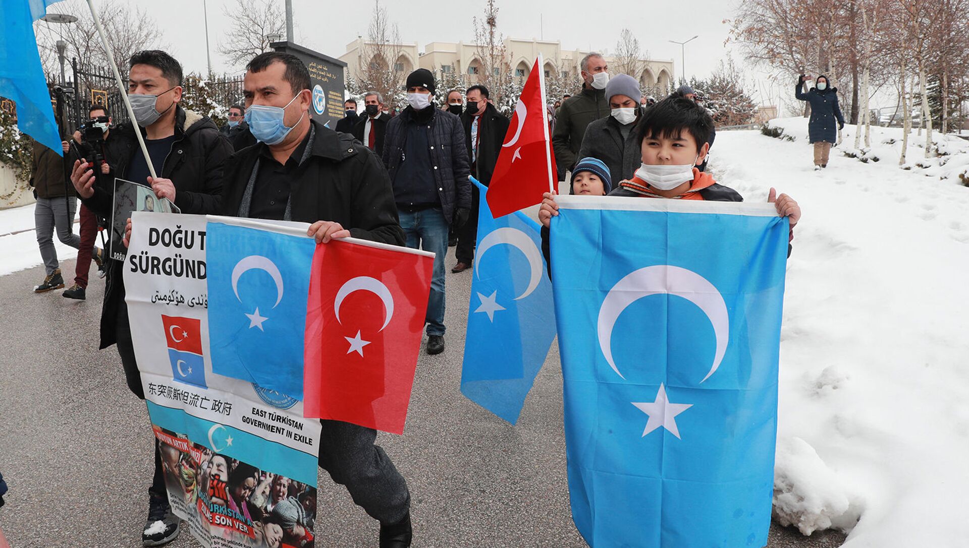 Уйгуры, проживающие в Турции, в акции протеста против визита Государственного советника Китая и министра иностранных дел Ван И в турецкую столицу перед китайским посольством (25 марта 2021). Анкарa - Sputnik Армения, 1920, 06.04.2021