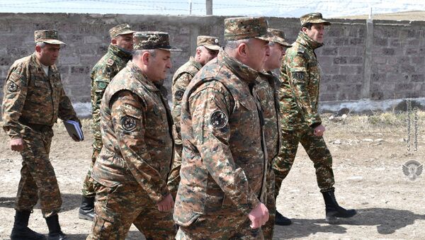 Начальник Генерального штаба ВС, генерал-лейтенант Артак Давтян посетил воинские части для проверки готовности личного состава (7 апреля 2021). - Sputnik Армения