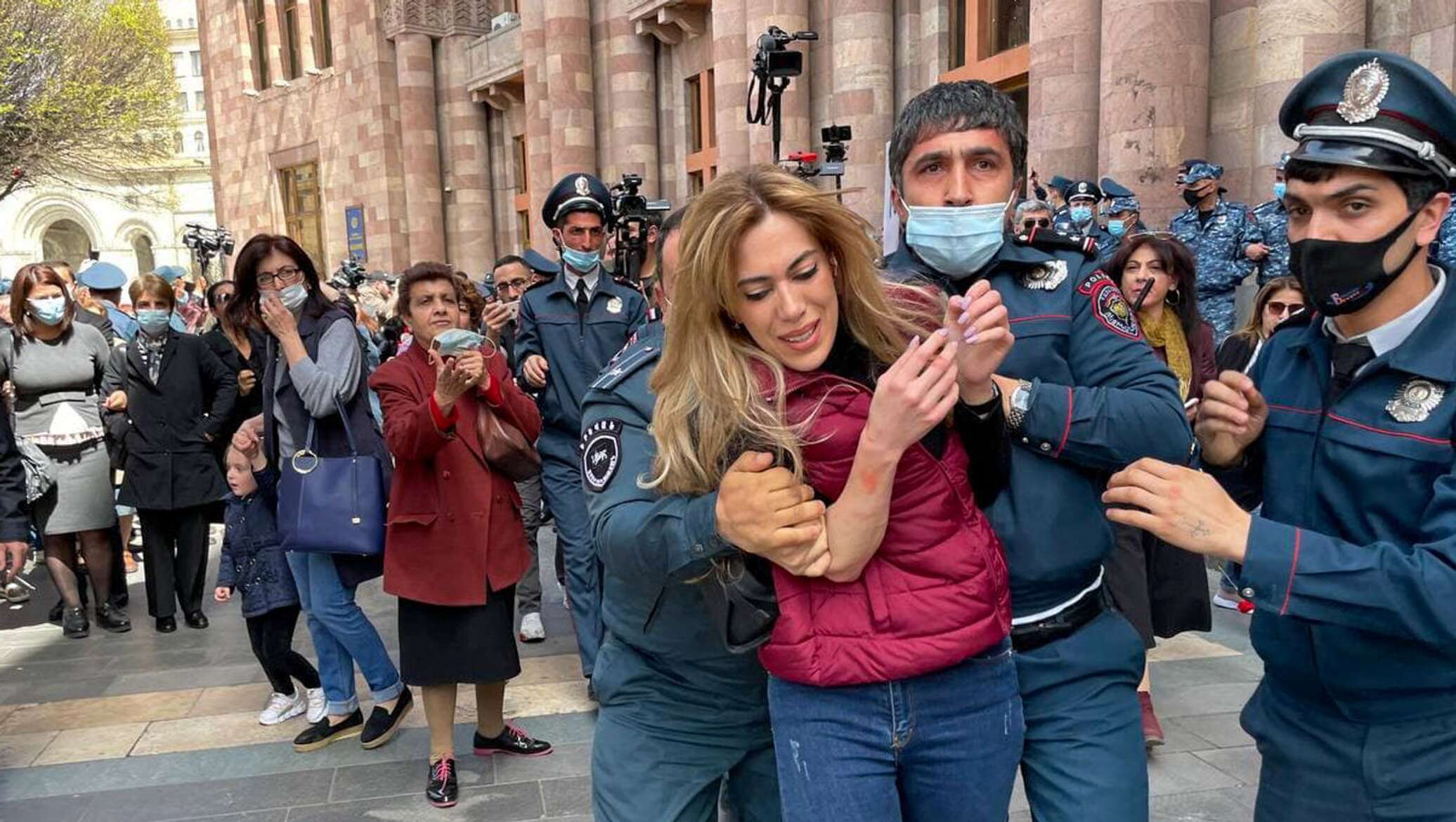 Женщины еревана. Акции протеста в Ереване. 7 Апреля в Ереване праздник. 7 Апреля женский праздник в Армении. День женщин в Ереване.