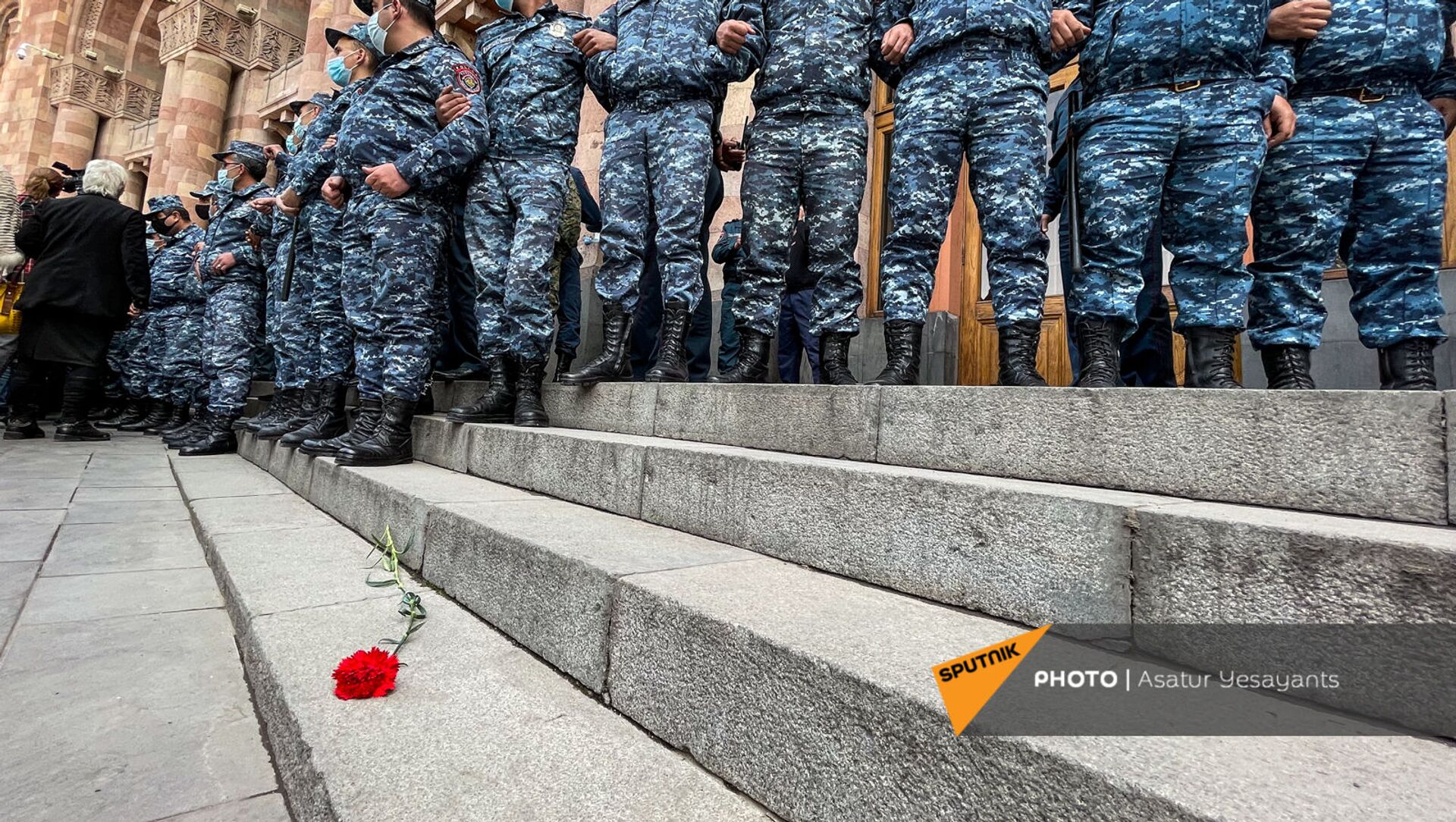 Полицейские во время акции протеста женщин-участниц движения ВЕТО, требующих отставки премьер-министра Пашиняна (7 апреля 2021). Еревaн - Sputnik Армения, 1920, 19.05.2021