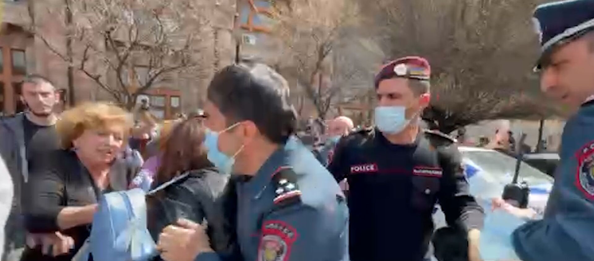 Կանանց տոնին ոստիկանությունը բերման ենթարկեց բողոքի ակցիա իրականացնող կանանց ու նաև տղամարդկանց - Sputnik Армения, 1920, 07.04.2021