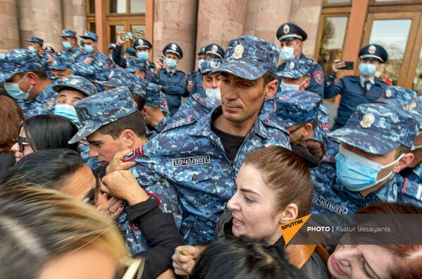Полицейские во время акции протеста женщин-участниц движения ВЕТО, требующих отставки премьер-министра Пашиняна (7 апреля 2021). Еревaн Полицейские во время акции протеста женщин-участниц движения ВЕТО, требующих отставки премьер-министра Пашиняна (7 апреля 2021). Еревaн - Sputnik Армения