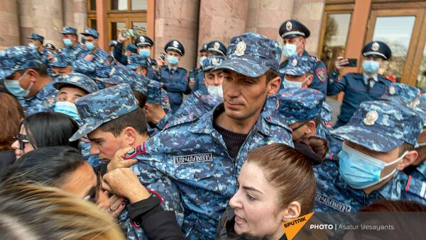 Полицейские во время акции протеста женщин-участниц движения ВЕТО, требующих отставки премьер-министра Пашиняна (7 апреля 2021). Еревaн - Sputnik Армения