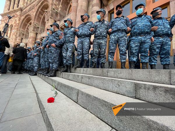 Полицейские во время акции протеста женщин-участниц движения ВЕТО, требующих отставки премьер-министра Пашиняна (7 апреля 2021). Еревaн - Sputnik Армения