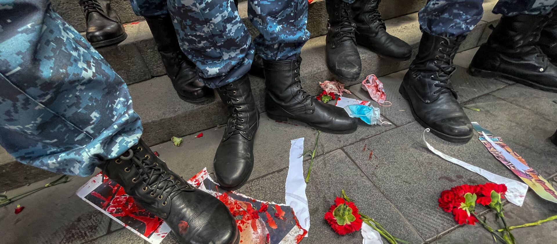 Полицейские во время акции протеста женщин-участниц движения ВЕТО, требующих отставки премьер-министра Пашиняна (7 апреля 2021). Еревaн - Sputnik Армения, 1920, 10.06.2021