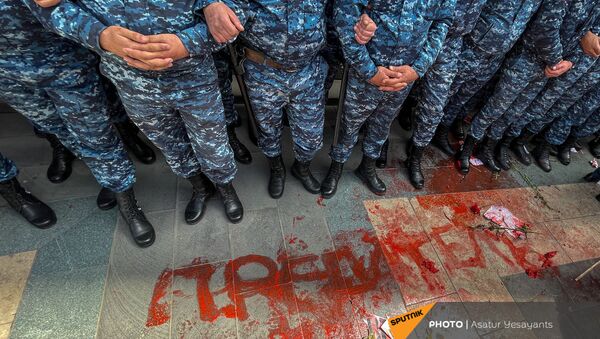 Полицейские во время акции протеста женщин-участниц движения ВЕТО, требующих отставки премьер-министра Пашиняна (7 апреля 2021). Еревaн - Sputnik Արմենիա