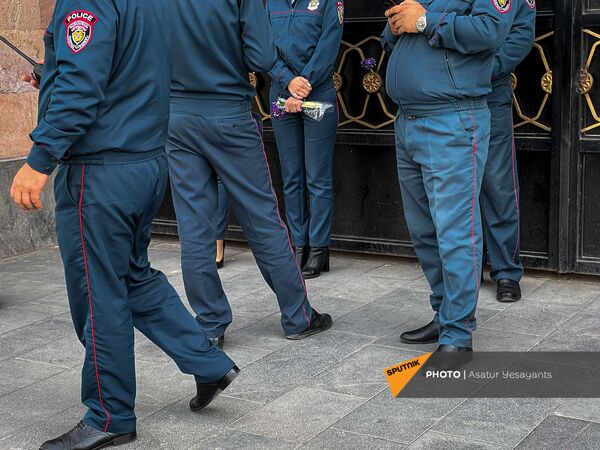 Полицейские во время акции протеста женщин-участниц движения ВЕТО, требующих отставки премьер-министра Пашиняна (7 апреля 2021). Еревaн - Sputnik Армения