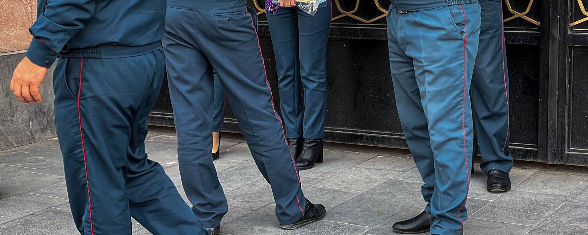 Полицейские во время акции протеста женщин-участниц движения ВЕТО, требующих отставки премьер-министра Пашиняна (7 апреля 2021). Еревaн - Sputnik Արմենիա, 1920, 25.05.2021