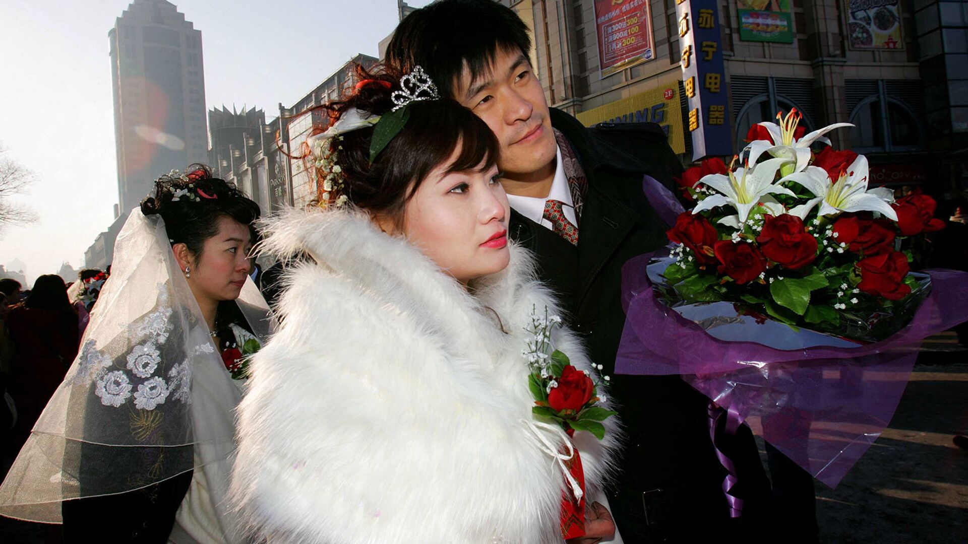 Китайские жених и невеста во время свадьбы в Харбине - Sputnik Армения, 1920, 07.04.2021