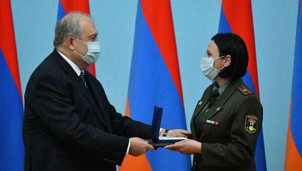 По случаю Дня материнства и красоты Президент Армен Саркисян вручил государственные награды группе женщин-военнослужащих (7 апреля 2021). Еревaн - Sputnik Армения