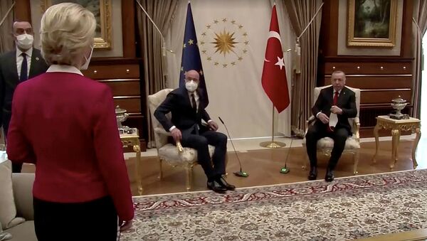Президент Европейской комиссии Урсула фон дер Ляйен стоит в то время, когда председатель Европейского Совета Шарль Мишель и президент Турции Тайип Эрдоган занимают свои места (6 апреля 2021). Анкарa - Sputnik Армения