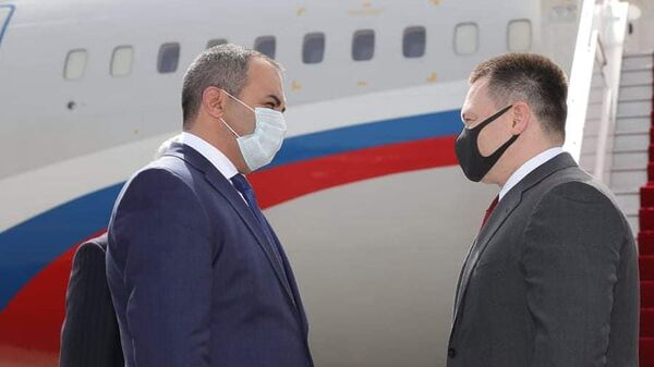 Генпрокурор Армении Артур Давтян встречает российского коллегу в аэропорту Звартноц (8 апреля 2021). Еревaн - Sputnik Армения