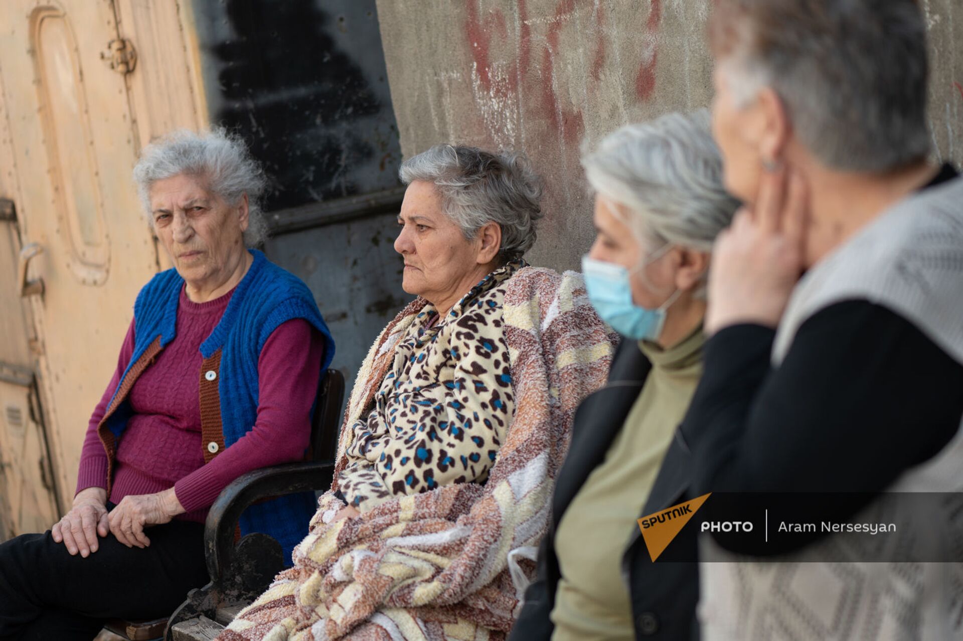 «Թող մի տեղ տանեն` ես էլ պրծնեմ, հարևաններս էլ». որդու մահից հետո կինը դրսում է քնել «Թող մի տեղ տանեն` ես էլ պրծնեմ, հարևաններս էլ». որդու մահից հետո կինը դրսում է քնել - Sputnik Արմենիա, 1920, 08.04.2021