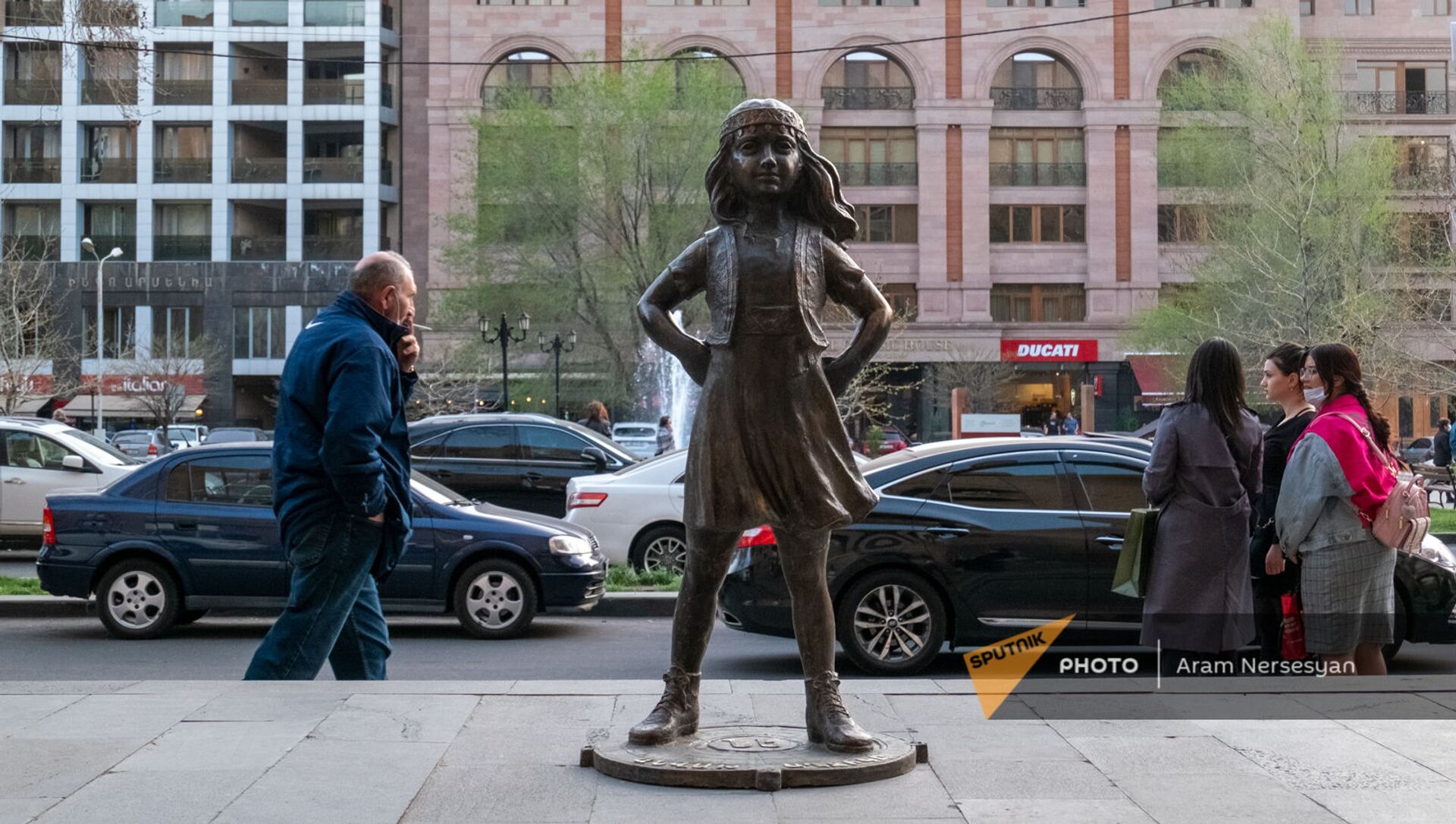 Бронзовая статуя Бесстрашной девочки в Ереване перед зданием Дома правительства N3 - Sputnik Արմենիա, 1920, 08.04.2021