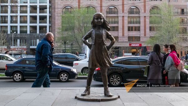 Бронзовая статуя Бесстрашной девочки в Ереване перед зданием Дома правительства N3 - Sputnik Արմենիա