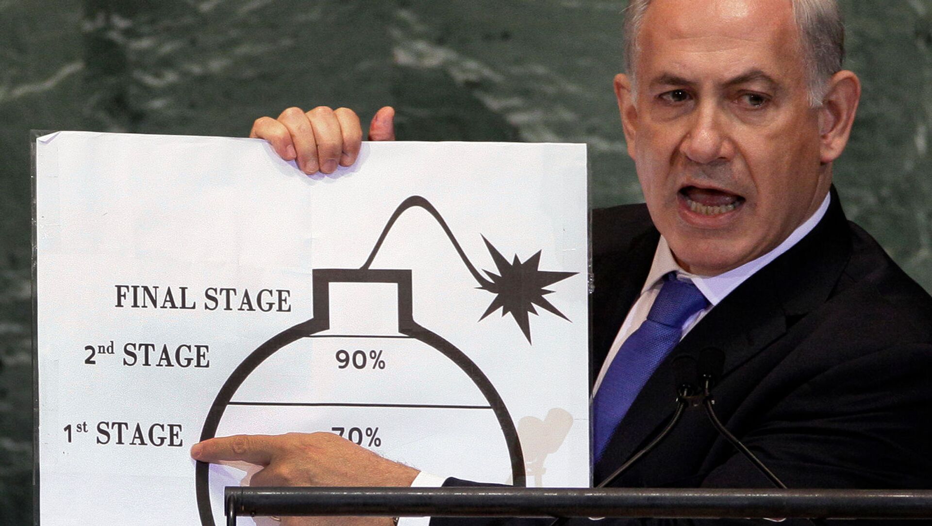 Премьер-министр Израиля Биньямин Нетаньяху демонстрирует свою озабоченность ядерными амбициями Ирана в своем выступлении на 67-й сессии Генеральной Ассамблеи ООН (27 сентября 2012). Нью-Йорк - Sputnik Армения, 1920, 19.05.2021
