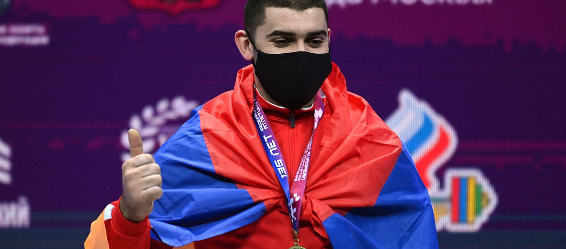 Тяжелоатлет Карен Авагян, завоевавший золотую медаль в соревнованиях среди мужчин в весовой категории до 89 кг на чемпионате Европы по тяжелой атлетике, на церемонии награждения (8 апреля 2021). Москвa - Sputnik Արմենիա, 1920, 08.04.2021
