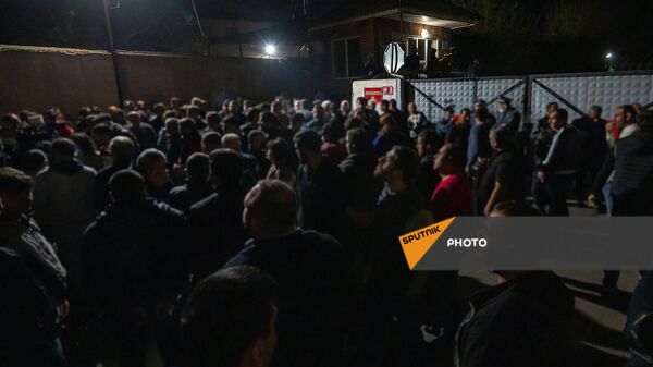 Собравшиеся граждане у аэропорта Эребуни (8 апреля 2021). Еревaн - Sputnik Արմենիա