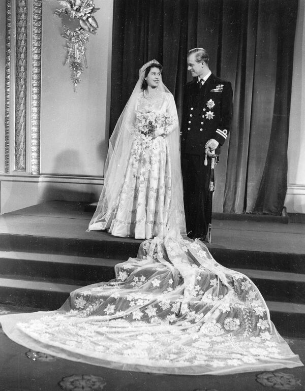 Официальное свадебное фото принцессы Елизаветы II и принца Филиппа Эдинбургского - Sputnik Армения