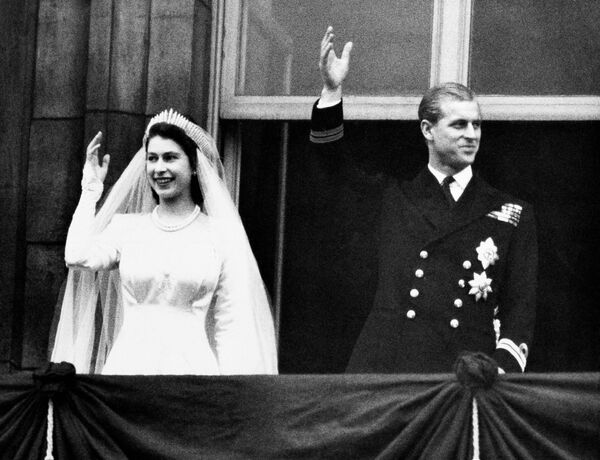 Արքայադուստր Ելիզավետան ու արքայազն Ֆիլիպը ամուսնության օրը Բուքինգհեմյան պալատի պատշգամբից ողջունում են հավաքվածներին - Sputnik Արմենիա