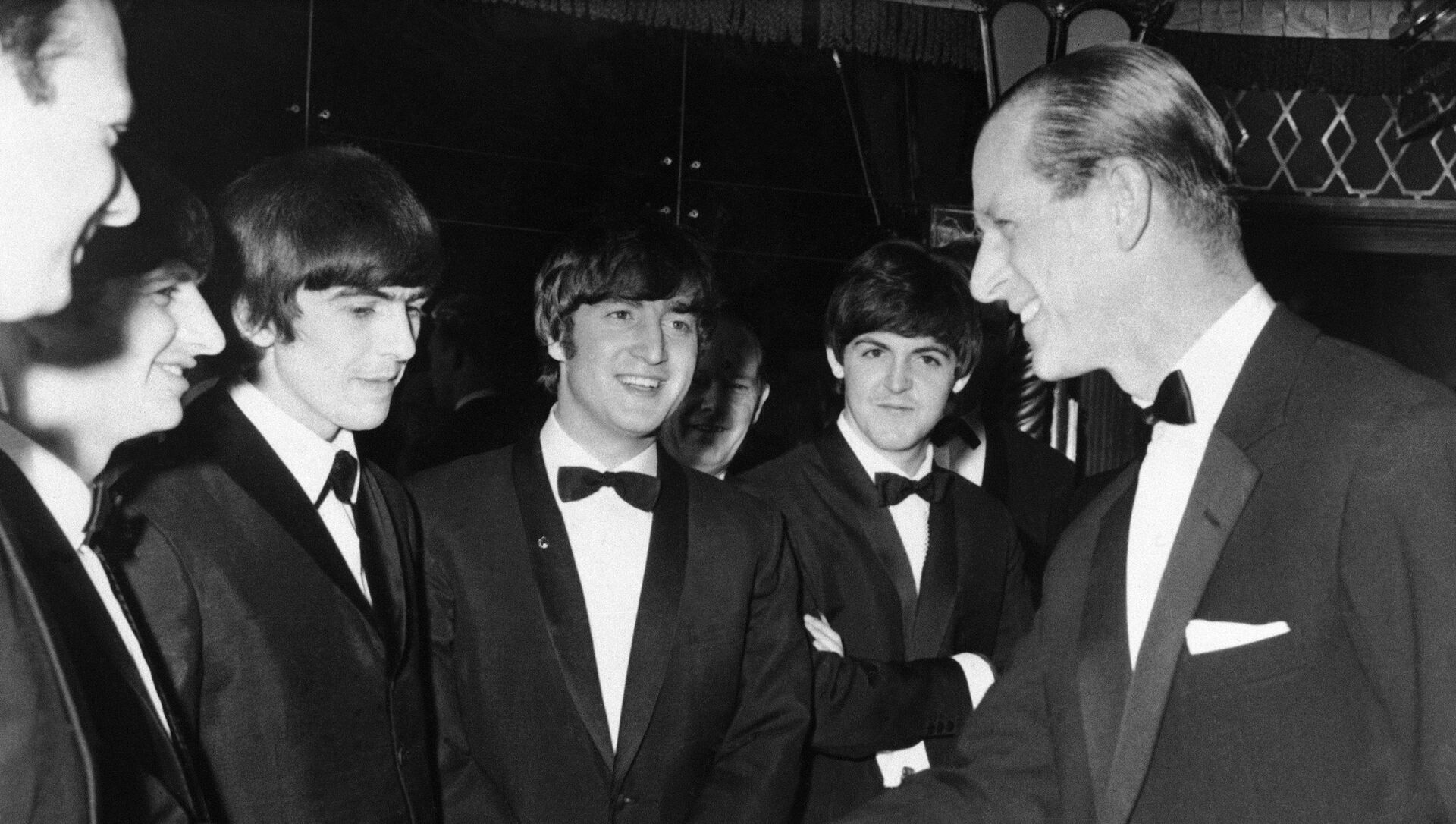Принц Филипп на встрече с группой The Beatles в Лондоне, 1964 год - Sputnik Армения, 1920, 20.06.2021