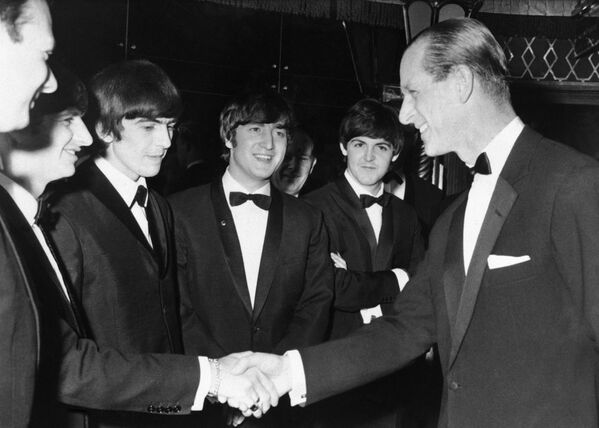 Принц Филипп на встрече с группой The Beatles в Лондоне, 1964 год - Sputnik Армения