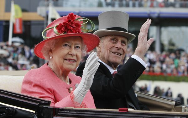 Британская королева Елизавета II с принцем Филиппом прибывают на скачки Royal Ascot в Аскоте - Sputnik Армения