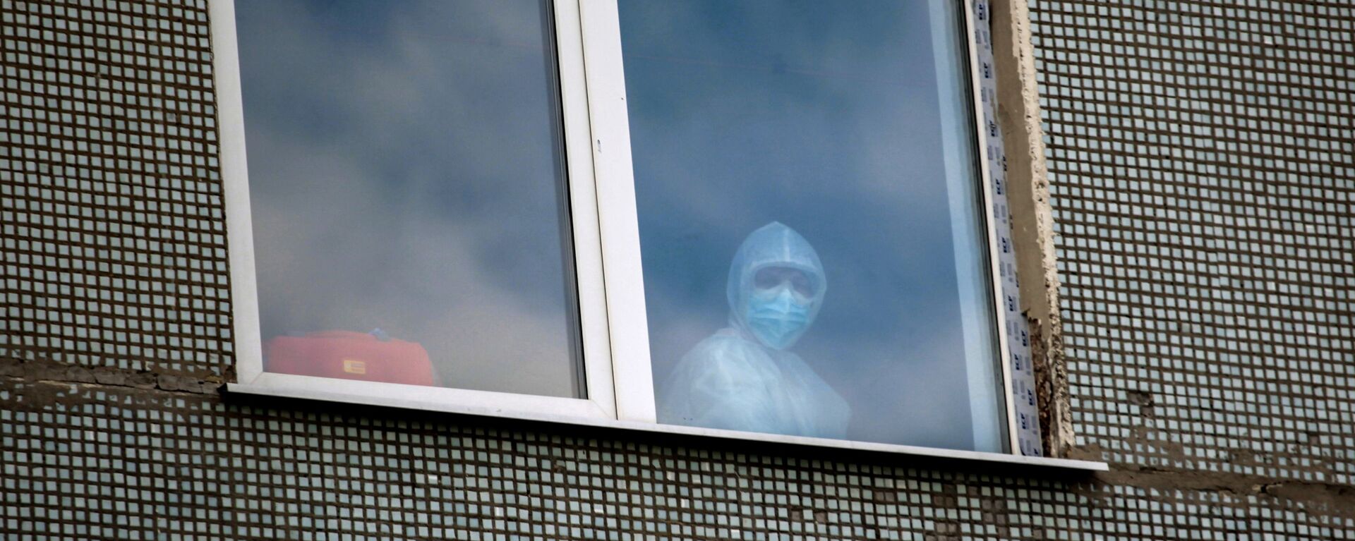 Медицинский сотрудник в окне одной из палат больницы - Sputnik Армения, 1920, 10.04.2021