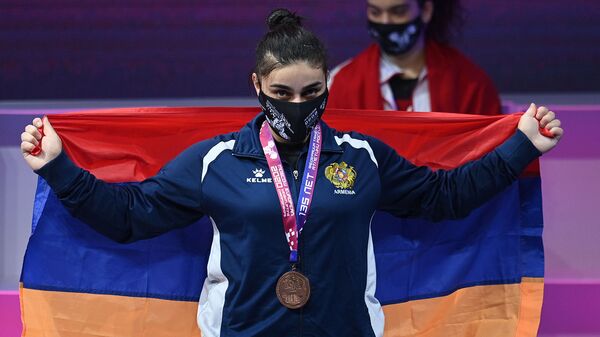 Тяжелоатлет Лиана Гюрджян, завоевавшая бронзовую медаль по сумме двоеборья в соревнованиях среди женщин в весовой категории до 81 кг на чемпионате Европы по тяжелой атлетике, на церемонии награждения (9 апреля 2021). Москвa - Sputnik Արմենիա