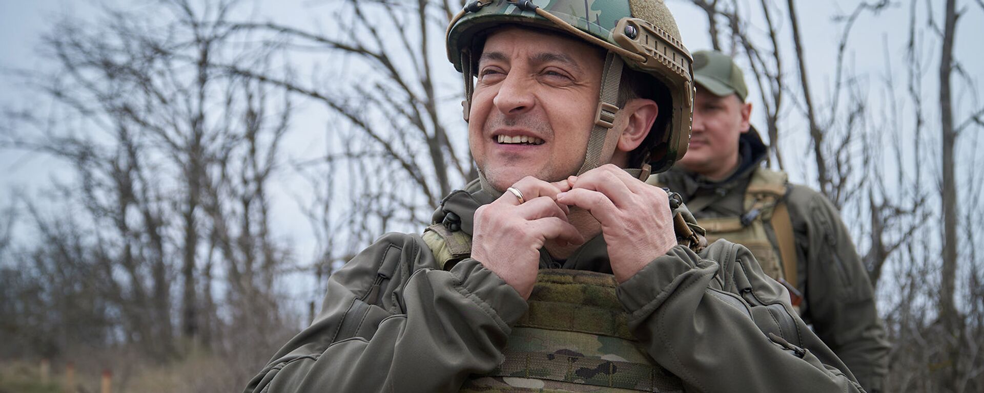 Президент Украины Владимир Зеленский посетил позиции вооруженных сил вблизи линии соприкосновения в Донбассе (9 апреля 2021). Украина - Sputnik Армения, 1920, 10.04.2021