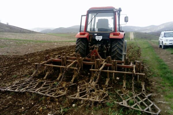 Ադրբեջանցիները կրակել են Սարուշեն գյուղի դաշտերում գյուղատնտեսական աշխատանքներ կատարող տրակտորի վրա - Sputnik Արմենիա