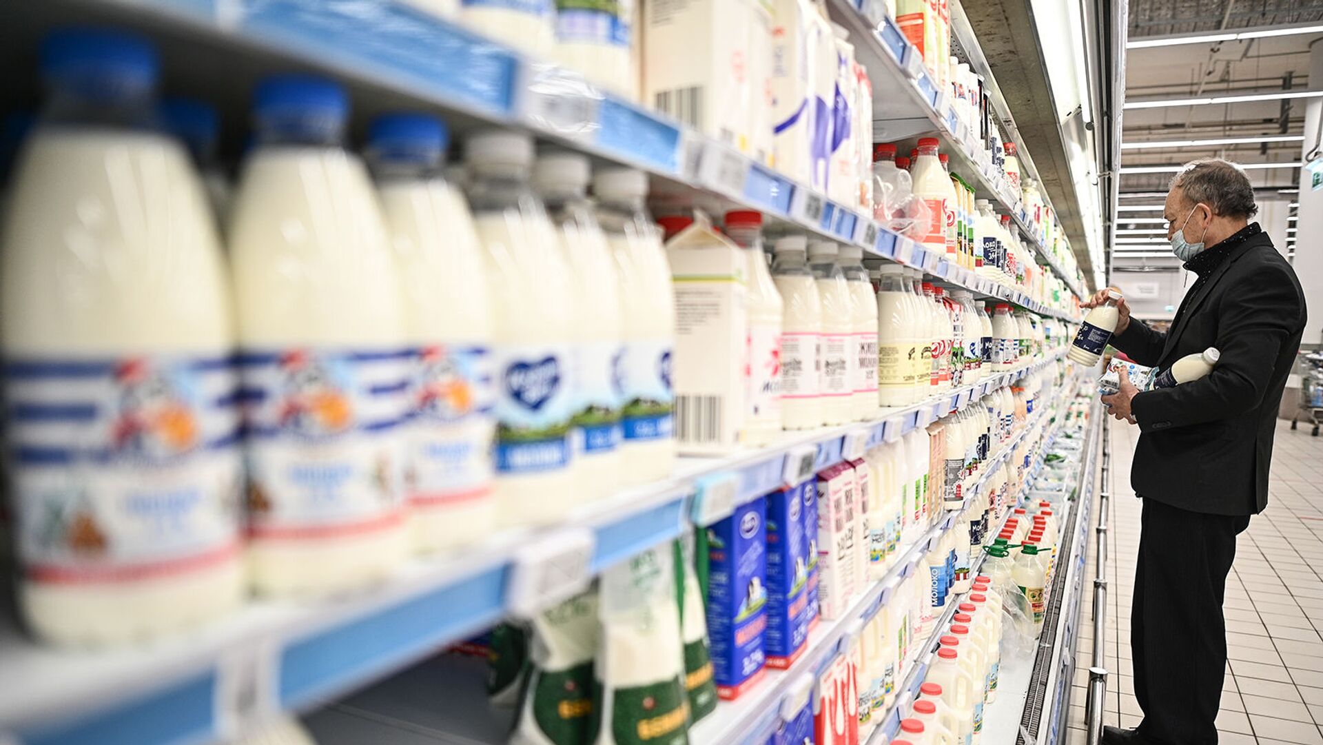 Покупатель в отделе молочных продуктов в супермаркете - Sputnik Армения, 1920, 04.03.2022