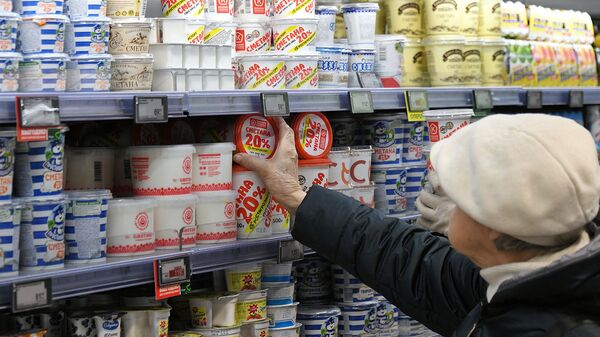 Покупатель в отделе молочных продуктов в супермаркете - Sputnik Армения