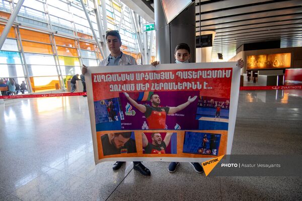 Болельщики с плакатом в поддержку армянских тяжелоатлетов Болельщики с плакатом в поддержку армянских тяжелоатлетов - Sputnik Армения