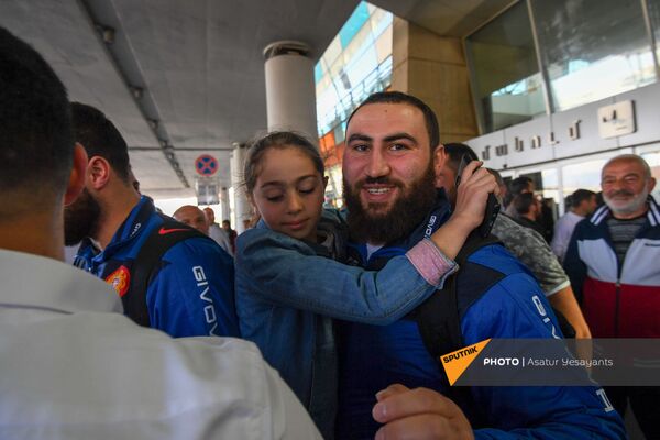 Завоевавший малое золото на Чемпионате Европы 2021 по тяжелой атлетике Симон Мартиросян радуется встрече с родными - Sputnik Армения