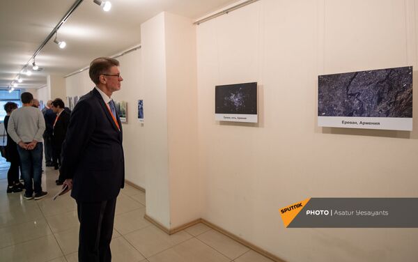 Посетитель фотовыставки, приуроченной ко Дню космонавтики в МКДЦ Дом Москвы (12 апреля 2021). Еревaн - Sputnik Армения